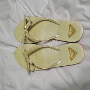 Roxy cream color flip flops